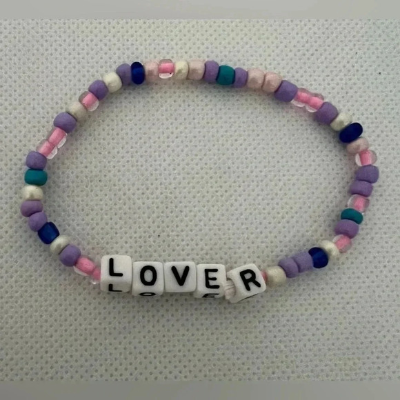 SET: Girls beaded bracelets. Taylor Swift on each bracelet. 11 bracelets. - Picture 2 of 13